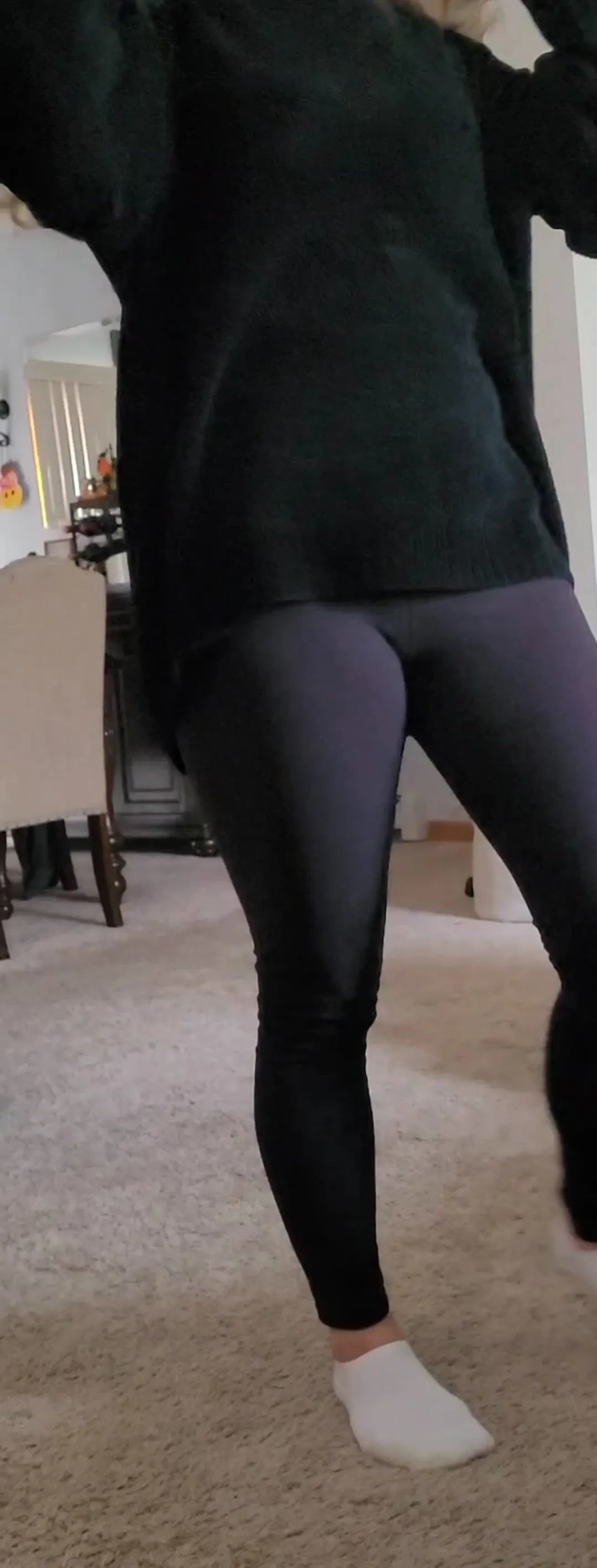 Szőke MILF villantása